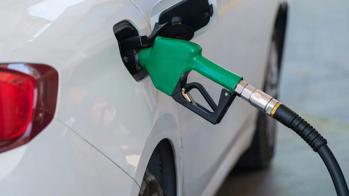 Fuel nozzle in a vehicle tank during refueling